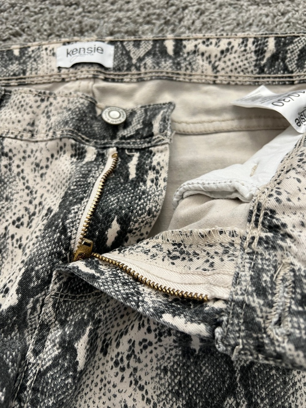Kensie Jeans Women’s Black and Cream Snakeskin-Print Stretch Jeans - Size 10/30 - Picture 5 of 10